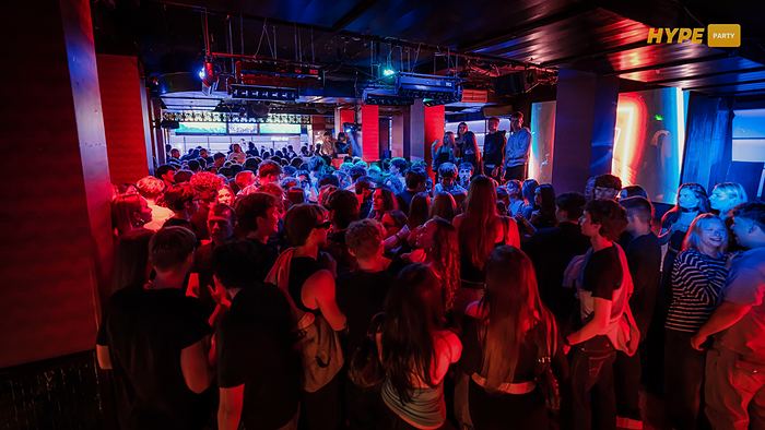 Pełna sala w czerwonym świetle